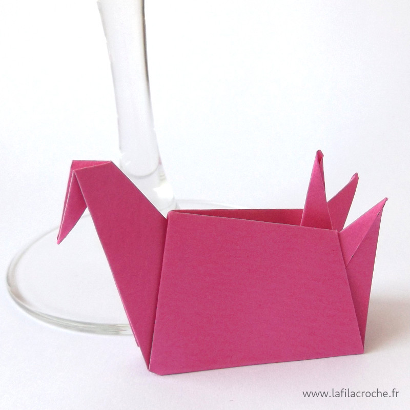 Marque-place grue assise origami rose