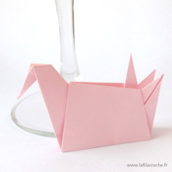 Marque-place grue assise origami rose clair