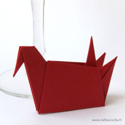 Marque-place grue assise origami rouge