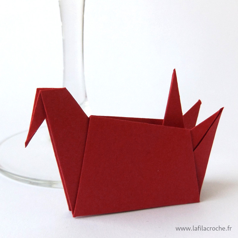 Marque-place grue assise origami rouge