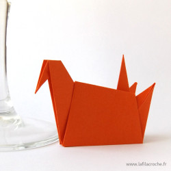 Marque-place grue assise origami rouge orangé
