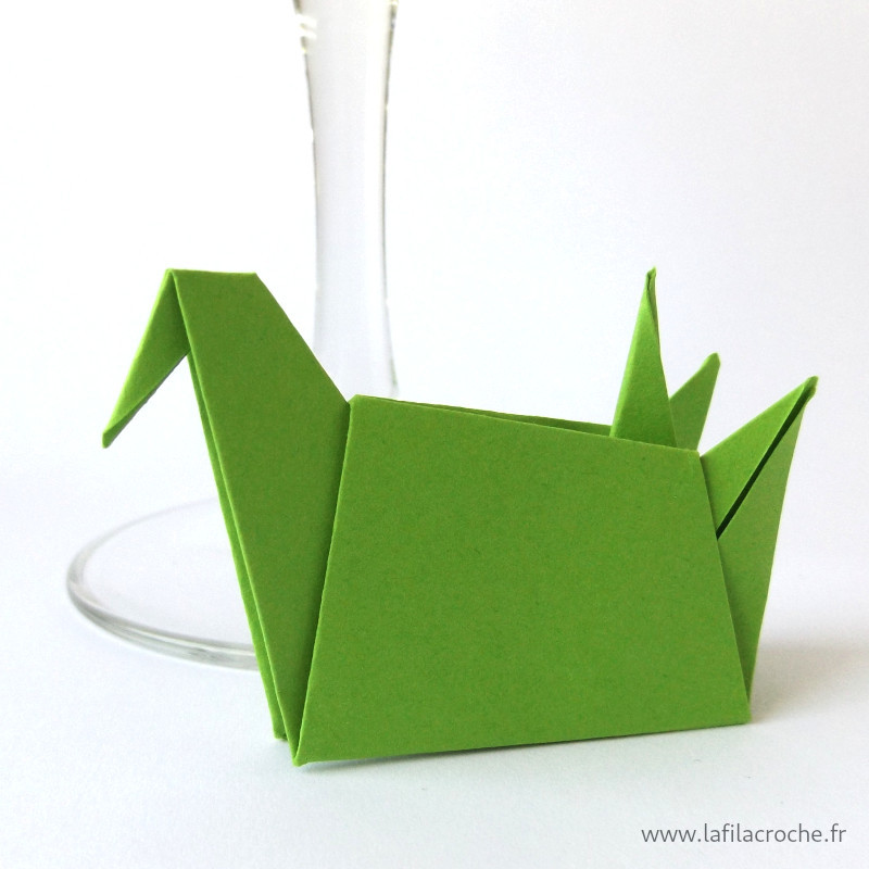 Marque-place grue assise origami vert