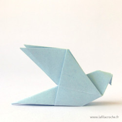 Colombe origami bleu clair