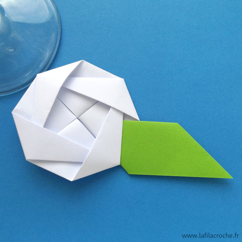 Marque-place camélia blanc en origami