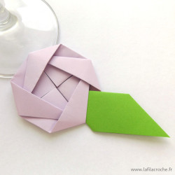 Marque-place camélia mauve en origami