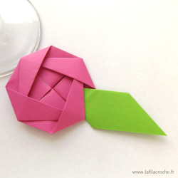 Marque-place camélia rose en origami