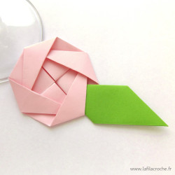 Marque-place camélia rose clair en origami