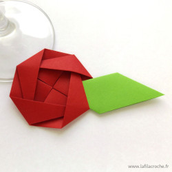 Marque-place camélia rouge en origami