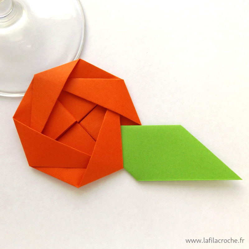 Marque-place camélia rouge orangé en origami