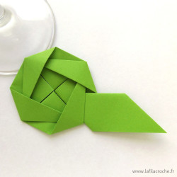 Marque-place camélia vert en origami