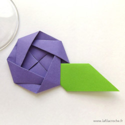 Marque-place camélia violet en origami