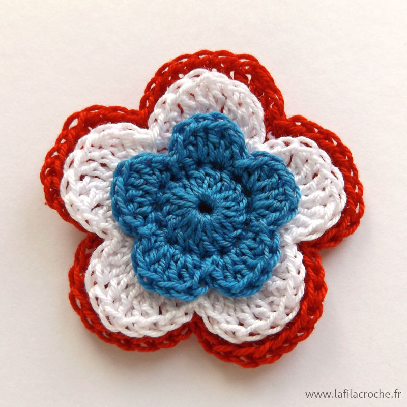 Broche fleur cocarde bleu blanc rouge