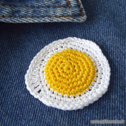 Broche œuf au plat humour fait main au crochet