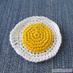 Broche œuf sur le plat en crochet