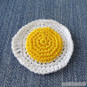 Broche œuf sur le plat en crochet