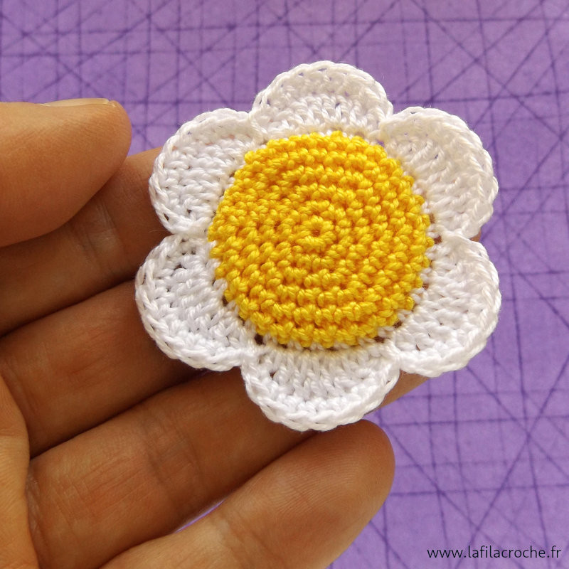 Broche petite fleur blanche au crochet