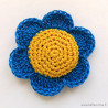 Broche fleur 6 pétales bleues au crochet