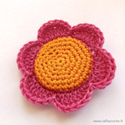 Broche fleur pétales roses au crochet