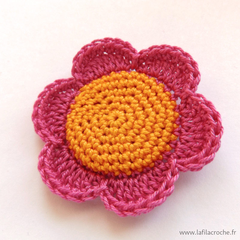 Broche fleur pétales roses au crochet