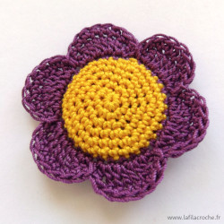 Broche au crochet fleur pétales violettes
