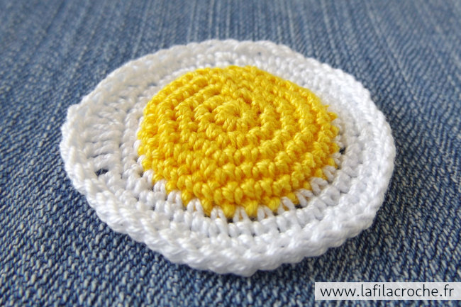 Broche œuf au plat au crochet vu sur le jaune en volume