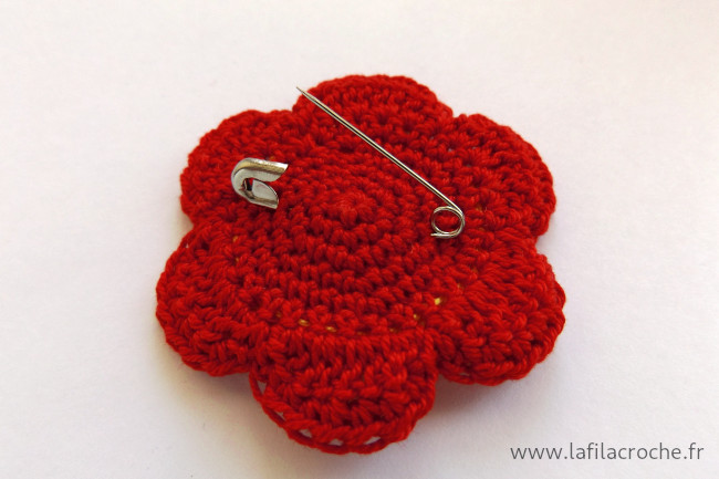 Dessous de la broche fleur au crochet avec vue sur l’épingle