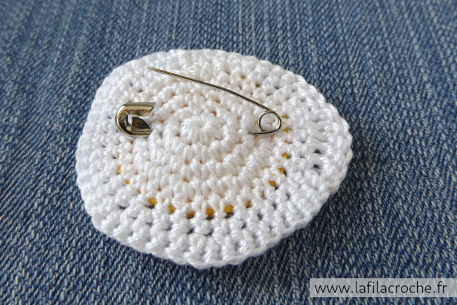 Dessous de la broche œuf au plat avec l’épingle