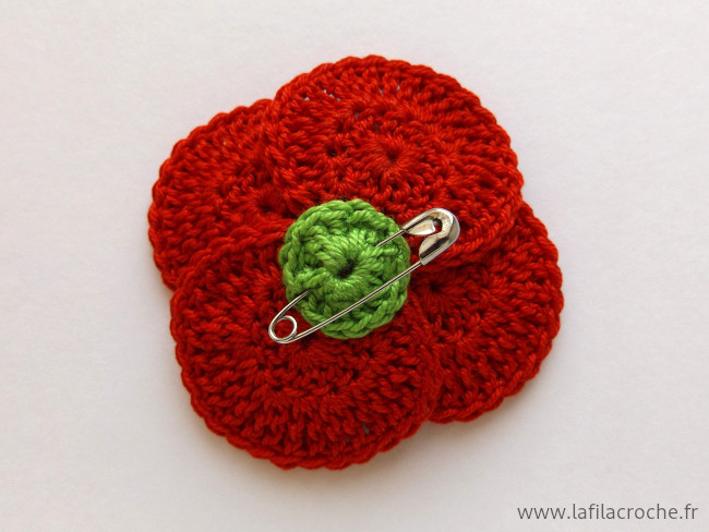 Vue du dessous de la broche coquelicot avec son épingle