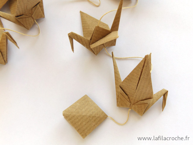 Gros plan sur la perle origami qui termine la guirlande