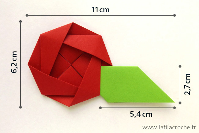 Dimensions du marque-place origami camélia
