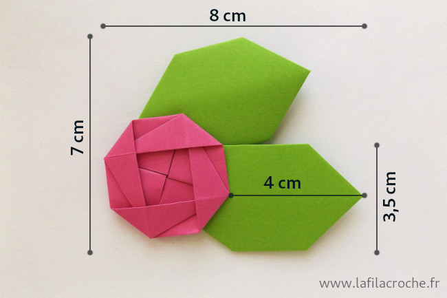 Dimensions du marque-place fleur et feuilles en origami