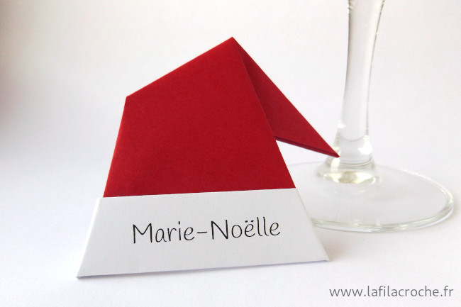 Marque-place bonnet de Père Noël en origami