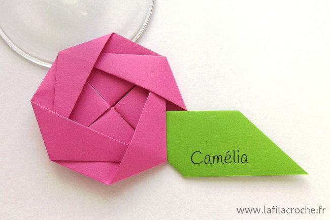 Marque-place camélia avec prénom imprimé