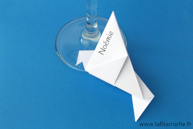 Marque-place pigeon blanc avec prénom imprimé sur une aile