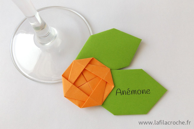 Marque-place fleur avec un prénom imprimé sur la feuille