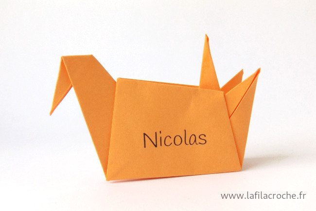 Marque-place grue assise origami avec un prénom imprimé