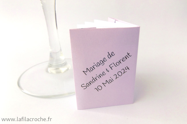 Verso d’un marque-place mini livre avec un texte placé en diagonale car trop long.