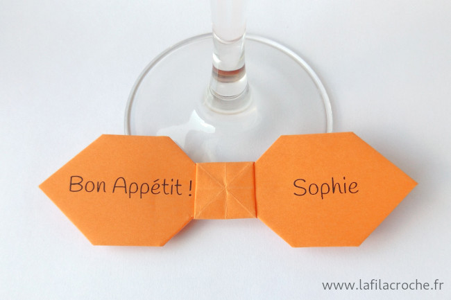 Marque-place nœud papillon origami personnalisé avec un texte court et un prénom