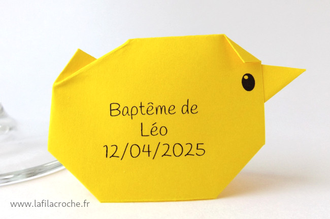 Un petit texte imprimé à l’arrière du marque-place poussin