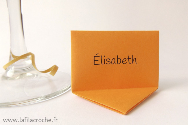 Un marque-place rectangle en origami avec un prénom imprimé dessus