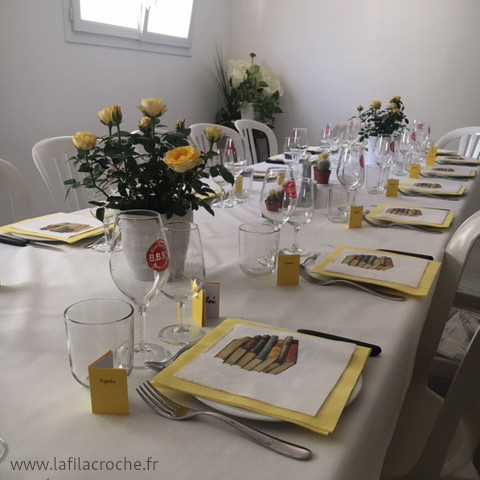 Des marque-places mini livres jaune en situation sur la table d’une cliente