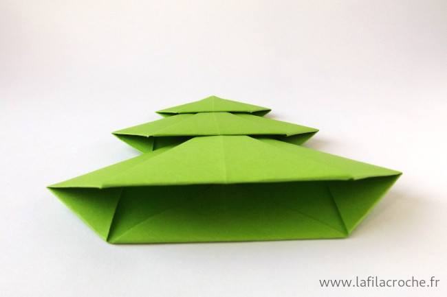 Vue sur la base du sapin en origami