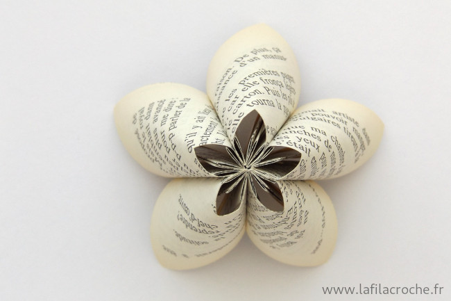 Vue sur le dessous de la fleur en papier de livre