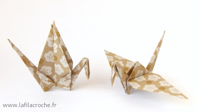 Grues origami en papier kraft avec motif fleur de cerisier