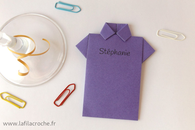Un marque-place chemise origami avec un prénom imprimé dessus