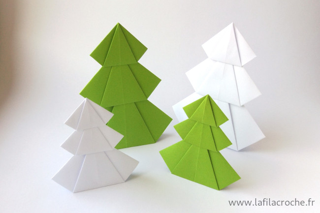 Une mini forêt de sapins verts et blancs en origami