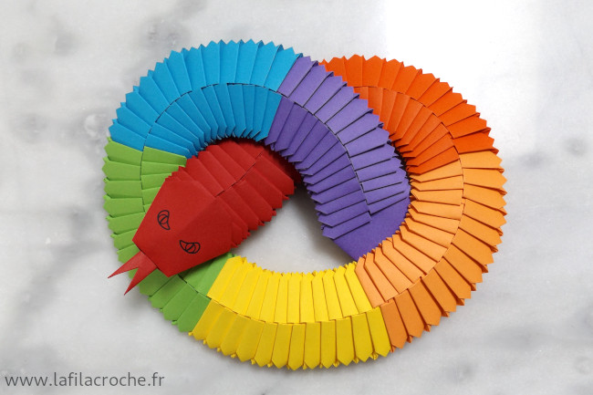 Serpent articulé en origami enroulé en forme de bretzel arc-en-ciel