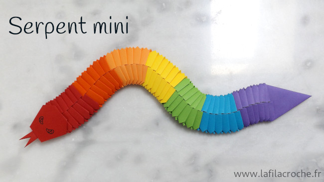Petit serpent décoratif en papier articulé