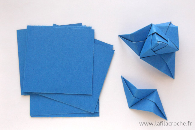 Des carrés de papier pliés en modules Sonobe et trois modules assemblés