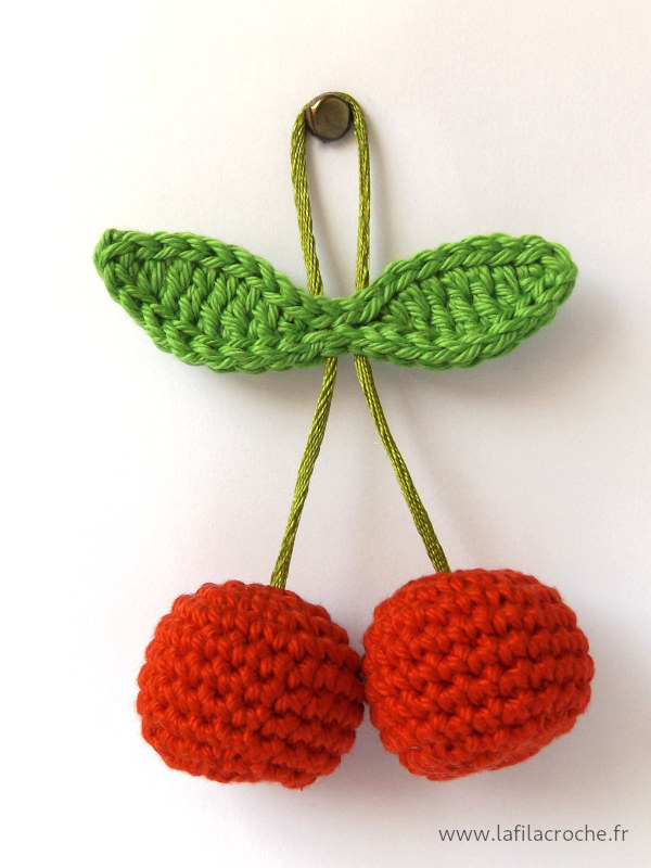 Décoration cerises accrochée sur un mur